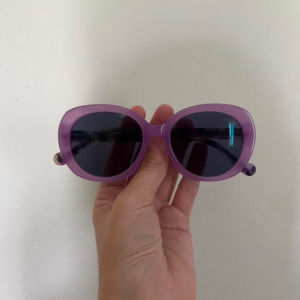 Purple sunglasses! Used a few times, great condition! No noticeable flaws.
